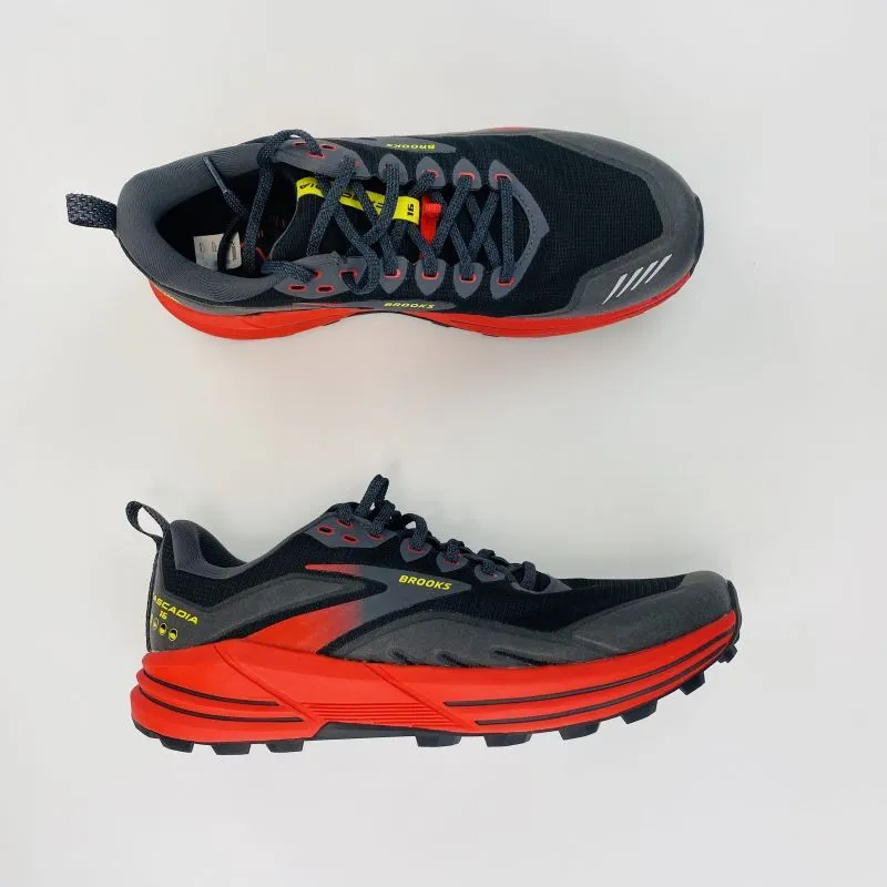 Brooks Cascadia 16 - Second Hand Trail running shoes - Men's - Black - 45 | Hardloop