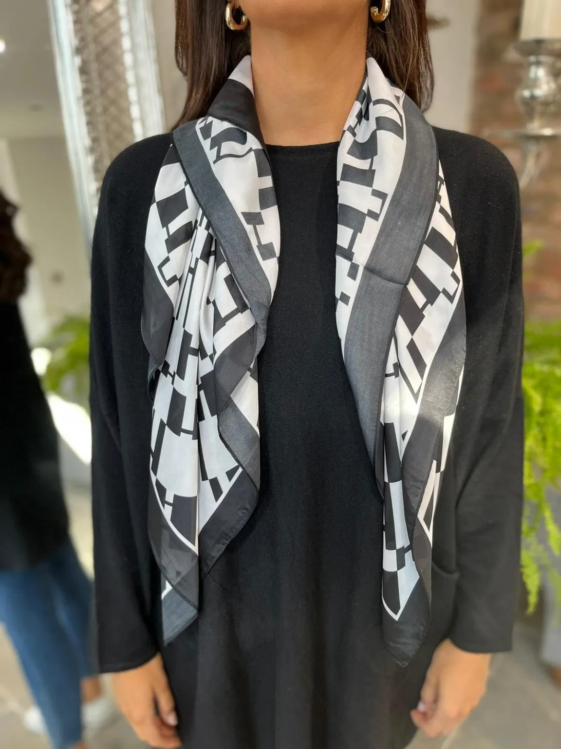 Monochrome Neck Scarf